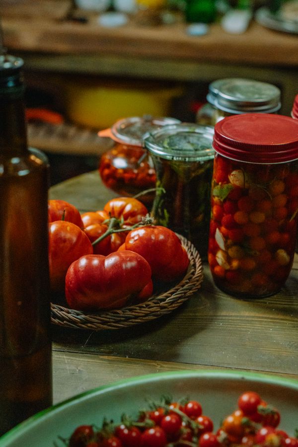 Barattoli di pomodorini e pomodori freschi